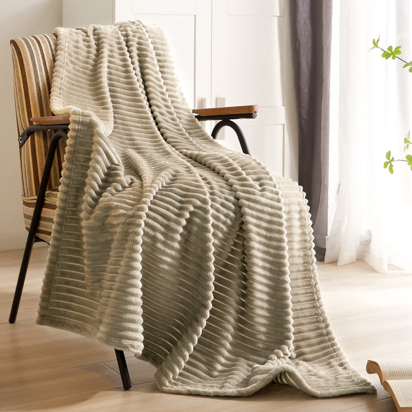 Geniospin Fleece Blanket Queen Size – 280GSM Super Soft Lightweight Bed Blanket with Strip, 3D Ribbed Jacquard, Plush Fuzzy Cozy Microfiber, Warm and Breathable (Taupe, 90x90 inches)